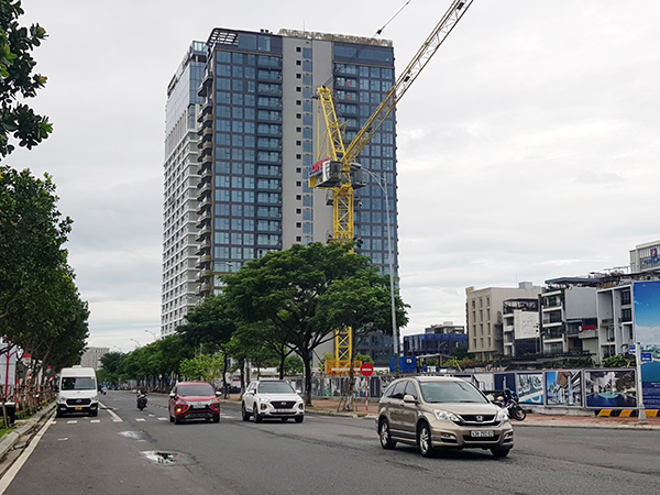 Nhiều dự án căn hộ hạng sang đang mọc lên bên bờ sông Hàn, Đà Nẵng.