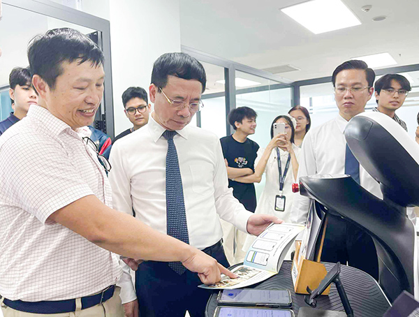 Ông Anthony Tuấn Phan giới thiệu với Bộ trưởng KH&CN Nguyễn Mạnh Hùng hoạt động của Công ty AIAIVN tại Khu Công viên phần mềm Đà Nẵng số 2. 