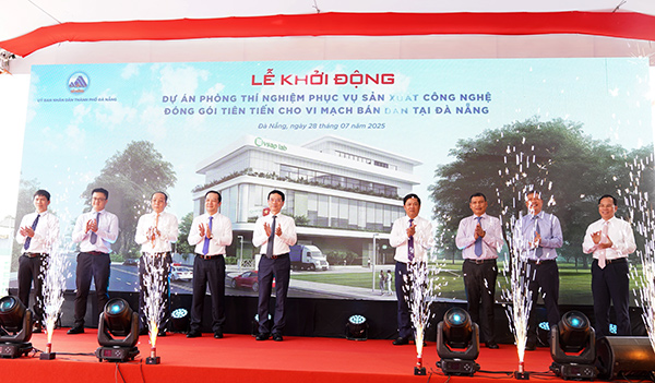 Bộ trưởng KH&CN Nguyễn Mạnh Hùng, Chủ tịch UBND TP Đà Nẵng Lương Nguyễn Minh Triết cùng các vị đại biểu thực hiện nghi thức khởi động dự án.  