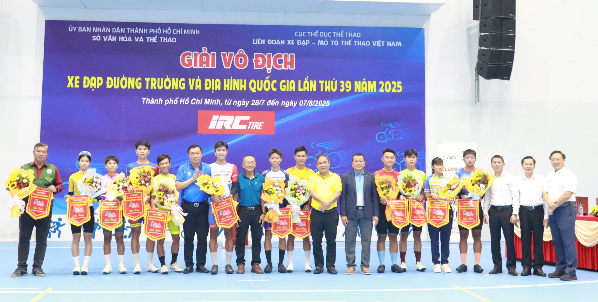 Ban Tổ chức tặng cờ lưu niệm cho các đơn vị tham gia Giải vô địch xe đạp đường trường và địa hình quốc gia.