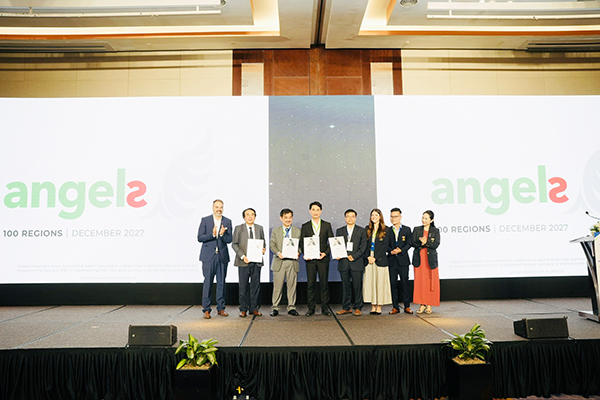 TS.BS Lê Đức Nhân, Giám đốc Bệnh viện Đà Nẵng (thứ tư, trái qua), đại diện TP Đà Nẵng nhận chứng nhận "Angels Region".