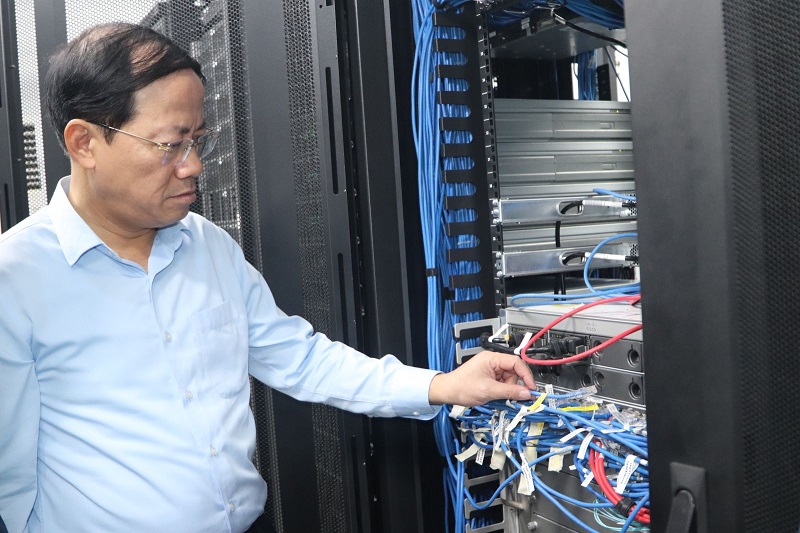 Chủ tịch UBND tỉnh Gia Lai kiểm tra Trung tâm tích hợp dữ liệu Sở Khoa học và Công nghệ tỉnh.