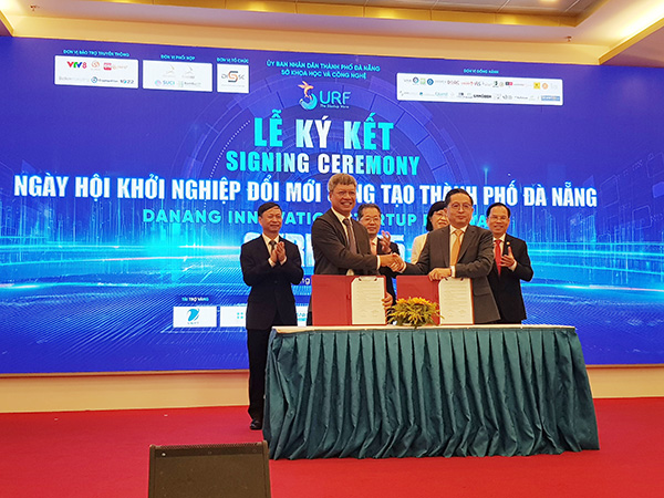 Phó Chủ tịch UBND TP Đà Nẵng Hồ Quang Bửu và Chủ tịch Tập đoàn CT Group Trần Kim Chung ký kết hợp tác chiến lược.