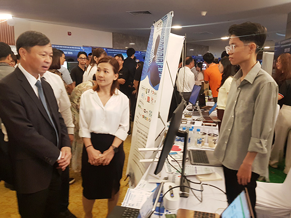 Thứ trưởng Bộ KHCN Hoàng Minh tham quan các gian trưng bày sản phẩm khởi nghiệp, đổi mới sáng tạo tại SURF 2025.