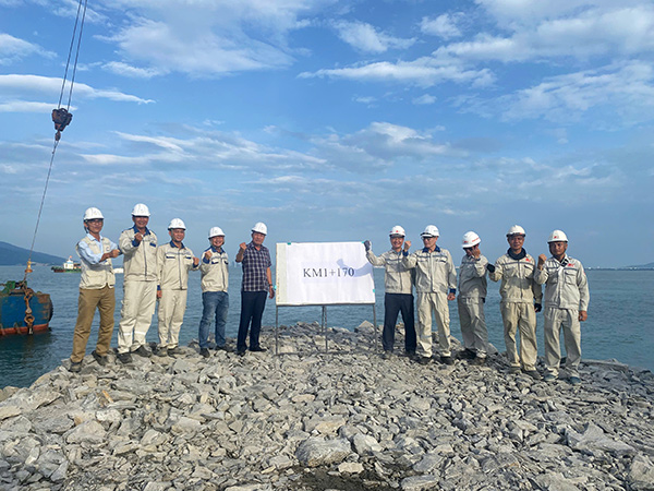 Ngày 1/8, hạng mục đê - kè chắn sóng cảng Liên Chiểu đã thi công đến vị trị Km1+170.