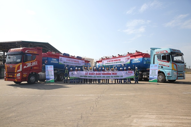 Ban lãnh đạo Nhà máy Lọc dầu Dung Quất, đại diện các ban chuyên môn BSR và PVOIL chào mừng xuất khẩu những lô dầu DO đầu tiên sang thị trường Lào
