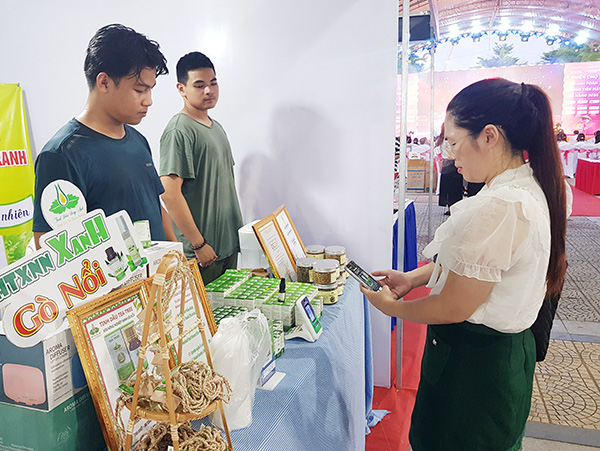 Thanh toán không dùng tiền mạt tại Tuần lễ thương mại số và kết nối vùng Đà Nẵng 2025.