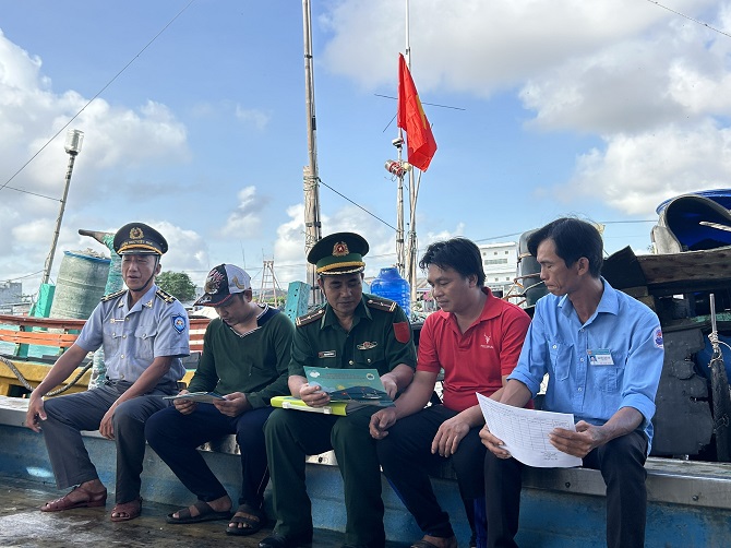 Lực lượng chức năng tuyên truyền cho ngư dân về các quy định về chống khai thác hải sản bất hợp pháp, không báo cáo và không theo quy định (IUU).