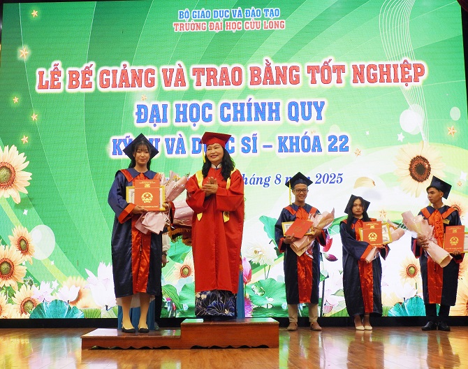 2 Tiến sĩ Đặng Thị Ngọc Lan – Phó Hiệu trưởng Trường Đại học Cửu Long trao giấy khen và bằng tốt nghiệp cho tân kỹ sư, dược sĩ tốt nghiệp loại xuất sắc.