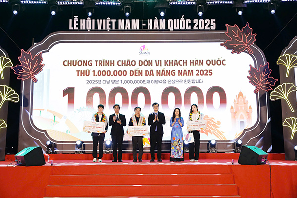 Đà Nẵng chào đón vị khách Hàn Quốc thứ 1 triệu đến TP trong năm 2025.