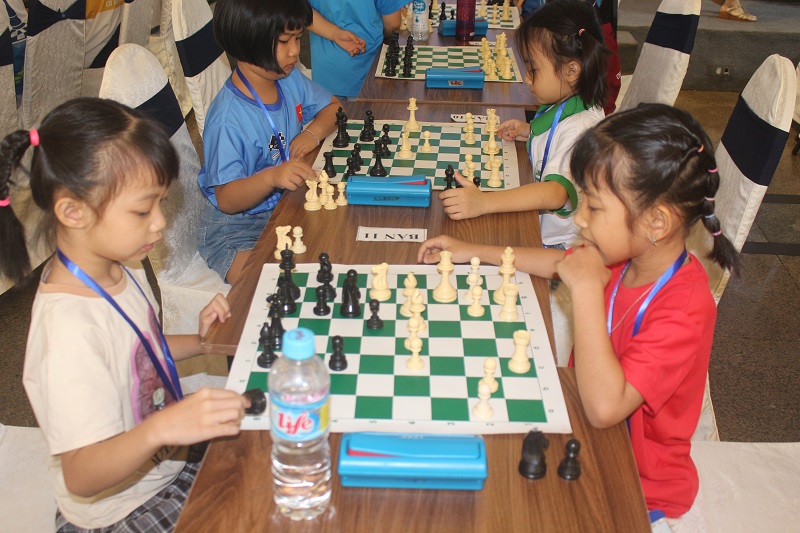 Các kỳ thủ nhí tranh tài.