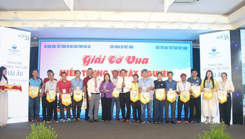 Ban Tổ chức tặng cờ lưu niệm cho trọng tài và các đoàn dự giải.