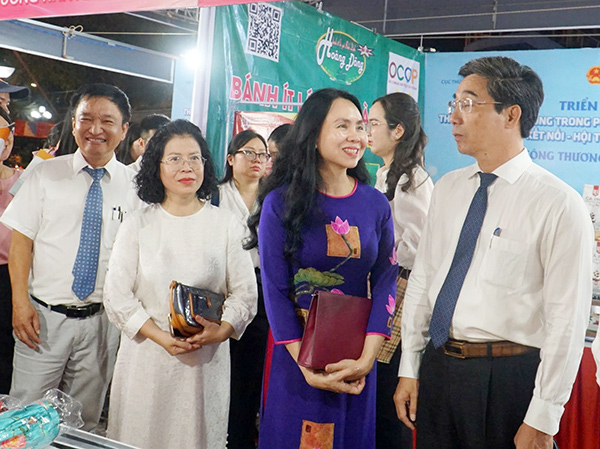 Cục trưởng Cục TMĐT và Kinh tế số Lê Hoàng Oanh trao đổi với Phó Chủ tịch UBND TP Đà Nẵng Trần Chí Cường về các giải pháp thúc đẩy phát triển TMĐT trên địa bàn TP.