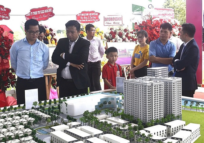 Đại biểu tham quan dự án Gateway City và trung tâm thương mại Sense Festi Vĩnh Long trong khuôn khổ lễ khởi công (ảnh: Minh Đảm).