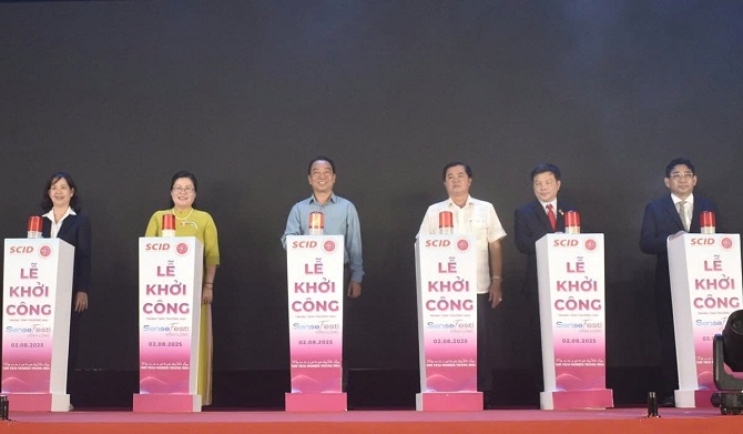 Các đại biểu tham gia thực hiện nghi thức động thổ tại lễ khởi công dự án Sense Festi. ( Ảnh Minh Đảm )