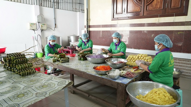 Cơ sở bánh tét Ba Loan giữ nghề bánh truyền thống