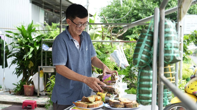 Ông Nguyễn Ngọc Thảo chủ cơ sở bánh tét Anh Thư, ấp Trà Cuôn