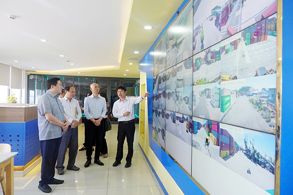 Tổng giám đốc Cảng Đà Nẵng Trần Lê Tuấn báo cáo với lãnh đạo Bộ Công Thương về công tác chuyển đổi số tại công ty.