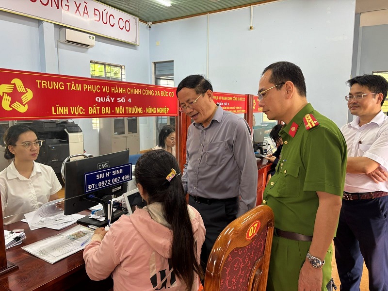 Chủ tịch UBND tỉnh Gia Lai Phạm Anh Tuấn kiểm tra hoạt động Trung tâm hành chính công xã Đức Cơ.