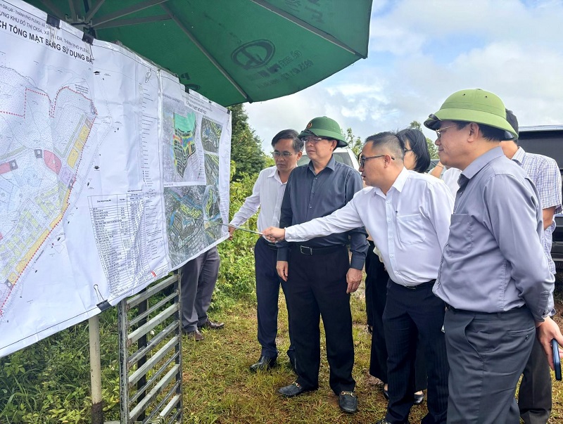 Lãnh đạo tỉnh Gia Lai kiểm tra, khảo sát để tháo gỡ khó khăn cho các dự án.