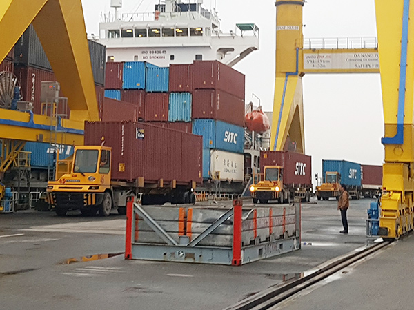 Hoạt động xuất  nhập khẩu hàng hoá tại cảng Đà Nẵng.