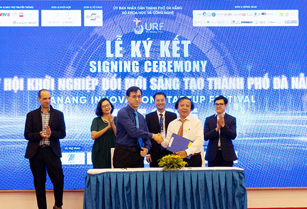 Phó Giám đốc Sở KH&CN Đà Nẵng Phạm Ngọc Sinh (áo trắng) và Phó Giám đốc Cảng HKQT Đà Nẵng Lê Hoài Nam đại diện hai đơn vị ký kết hợp tác.