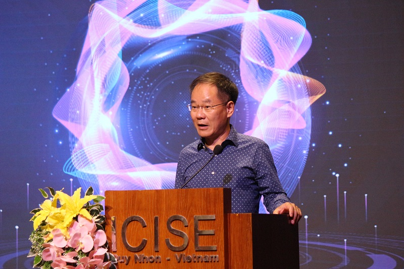 TS Nguyễn Ngọc Anh chia sẻ với các học viên.