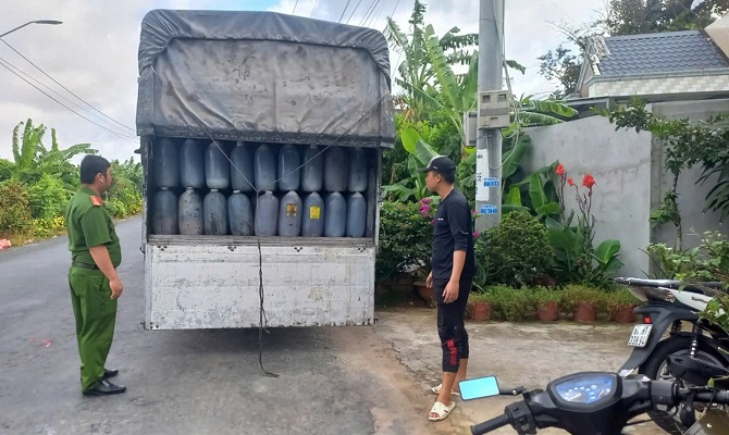 Lực lượng công an đã phát hiện một lượng lớn dầu ăn đã qua sử dụng, không rõ nguồn gốc, đang chuẩn bị được vận chuyển về TP Cần Thơ. Ảnh : Công an cung cấp