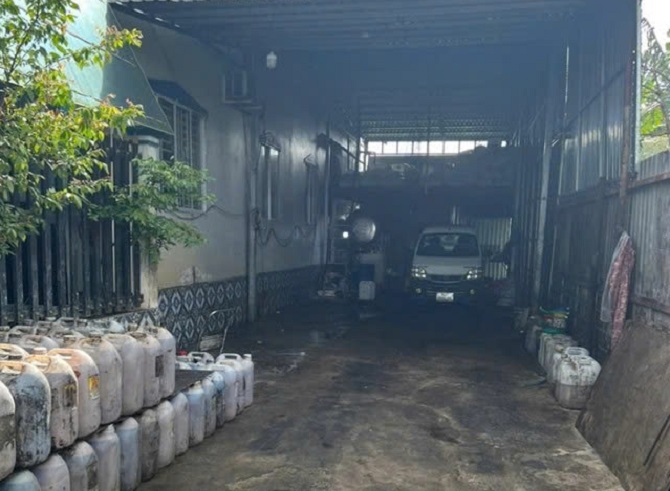 Lực lượng công an đã phát hiện và thu giữ một số lượng lớn dầu ăn đã qua sử dụng, không rõ nguồn gốc. Ảnh Công an cung cấp