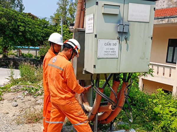 Nhân viên Điện lực Đà Nẵng thường xuyên rà soát hệ thống điện, phát hiện sớm và xử lý kịp thời các nguy cơ tiềm ẩn.