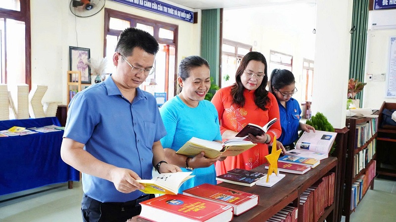 Lãnh đạo xã Tuy Phước tham quan "Thư viện hy vọng".