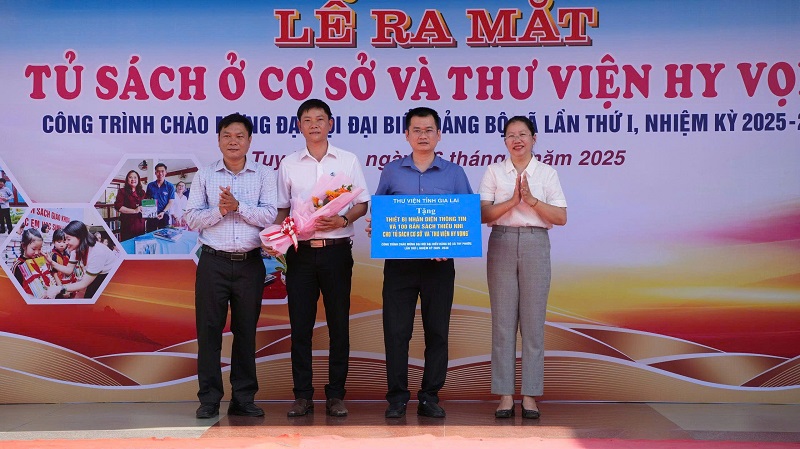Bà Huỳnh Thị Anh Thảo - Phó Giám đốc Sở Văn hóa, Thể thao và Du lịch tỉnh Gia Lai và ông Trần Xuân Nhất - Phó Giám đốc phụ trách Thư viện tỉnh Gia Lai trao tặng thiết bị thư viện và sách cho “Thư viện hy vọng” Tuy Phước.