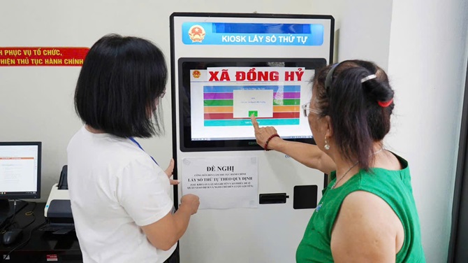 Người dân lấy số thứ tự giải quyết thủ tục hành chính tại Trung tâm Phục vụ hành chính công xã Đồng Hỷ