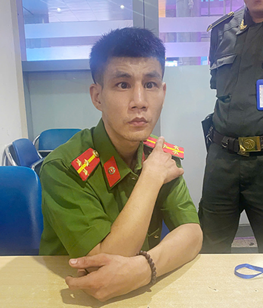 Đối tượng T.Q.H tại phòng Trực ban An ninh hàng không, Cảng HKQT Đà Nẵng.