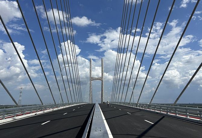 cầu Rạch Miễu 2, Phó Thủ tướng đã tặng quà cho công nhân, cán bộ kỹ thuật đang làm việc tại đây. Đồng thời, ghi nhận và biểu dương nỗ lực của ban quản lý dự án, các nhà thầu và đơn vị thi công khi đã chủ động giải pháp kỹ thuật, tổ chức thi công hiệu quả, qua đó rút ngắn thời gian thực hiện dự án so với kế hoạch 5 tháng theo chỉ đạo của Thủ tướng Chính phủ.