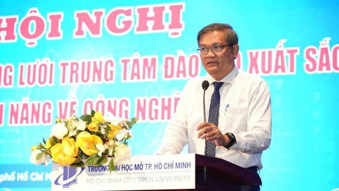 Giáo sư, Tiến sĩ Nguyễn Minh Hà, Hiệu trưởng Trường đại học Mở Thành phố Hồ Chí Minh phát biểu tại hội nghị