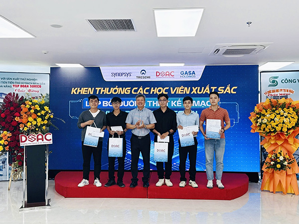 Phó Chủ tịch UBND TP Đà Nẵng Hồ Quang Bửu trao thưởng cho 5 học viên xuất sắc của lớp thiết kế vi mạch VLSI – Physical Design.