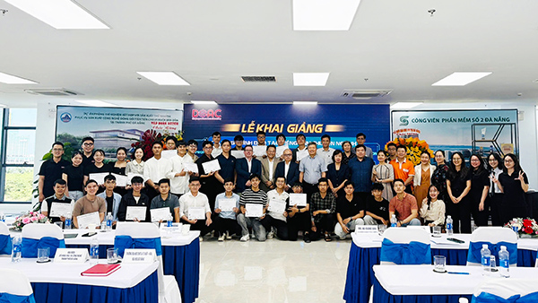 Khai giảng lớp tiếng Anh chuyên ngành giao tiếp chuyên nghiệp và xây dựng thương hiệu cá nhân dành cho sinh viên lĩnh vực bán dẫn. 