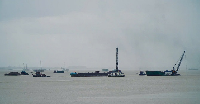 Nhiều doanh nghiệp khai thác cát chây ỳ nghĩa vụ thuế, phí, lệ phí và ký quỹ phục hồi môi trường.