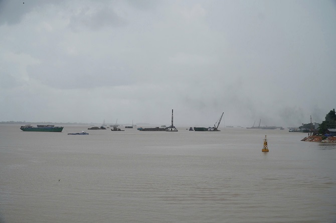 Ảnh 1: Thanh tra tỉnh Vĩnh Long phát hiện hàng loạt sai phạm trong việc cấp và gia hạn giấy phép khai thác mỏ cát.  Ảnh 2: Nhiều doanh nghiệp khai thác cát chây ỳ nghĩa vụ thuế, phí, lệ phí và ký quỹ phục hồi môi trường. 