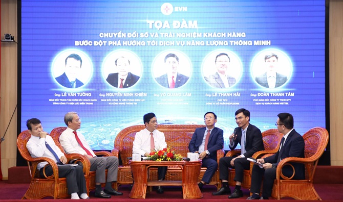 Các diễn giả tham gia Tọa đàm “Chuyển đổi số, trải nghiệm khách hàng – Bước đột phá hướng tới dịch vụ năng lượng thông minh”. Ảnh: Tuấn Việt