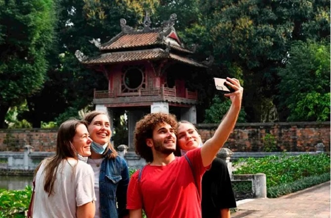 Miễn thị thực cho công dân 12 nước vào Việt Nam du lịch từ 15/8