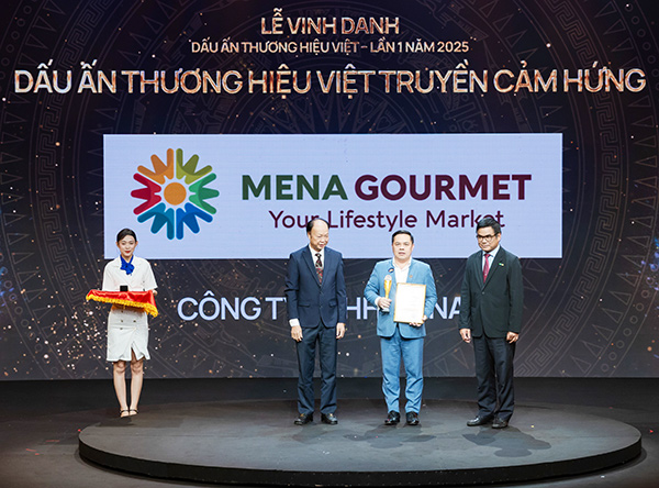 Ông Nguyễn Ngọc Quý đại diện Mena Gourmet nhận giải thưởng "Dấu ấn thương hiệu Việt truyền cảm hứng". 