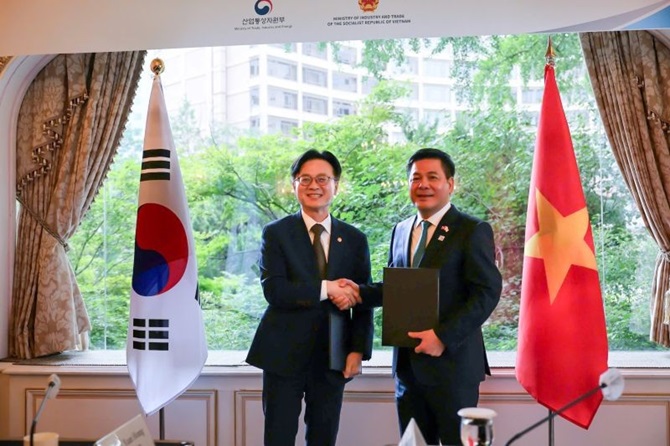 Bộ trưởng Nguyễn Hồng Diên và ông Kim Jung Kwan, Bộ trưởng Thương mại, Công nghiệp và Năng lượng Hàn Quốc (MOTIE).