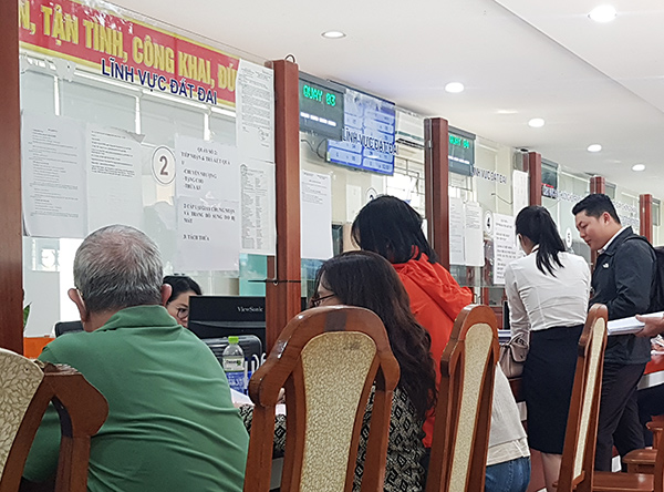 Các tổ chức, công dân đến làm thủ tục về đất đại tại phường Ngũ Hành Sơn, TP Đà Nẵng sau sáp nhập.