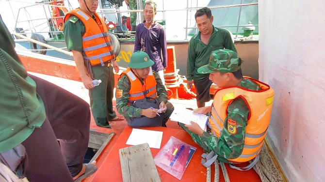 Lực lượng chức năng tăng cường kiểm tra hoạt động khai thác thủy sản của ngư dân trên biển, bảo đảm tuân thủ đúng quy định.