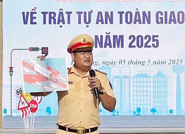 Lực lượng CSGT Đà Nẵng tổ chức tuyên truyền về trật tự an toàn giao thông năm 2025.