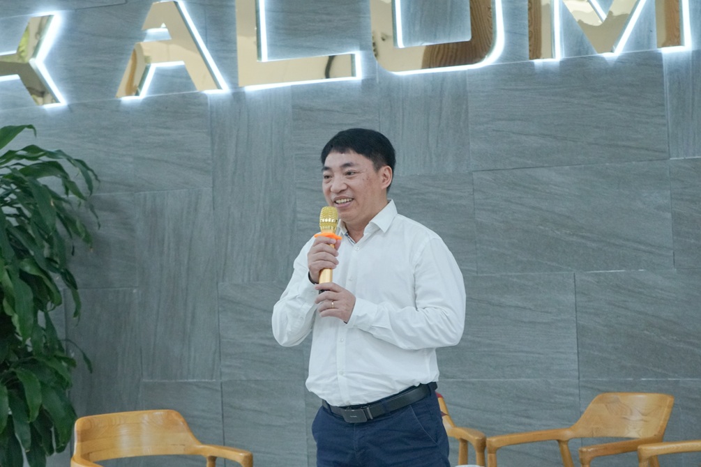 PGS. TS Trần Ngọc Khiêm - Ủy viên Thường vụ Đảng bộ, Phó Giám đốc Đại học Bách Khoa Hà Nội phát biểu cảm tưởng về cuốn sách.