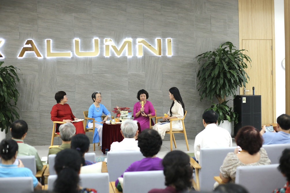 Các diễn giả chia sẻ cảm xúc về cuốn sách.