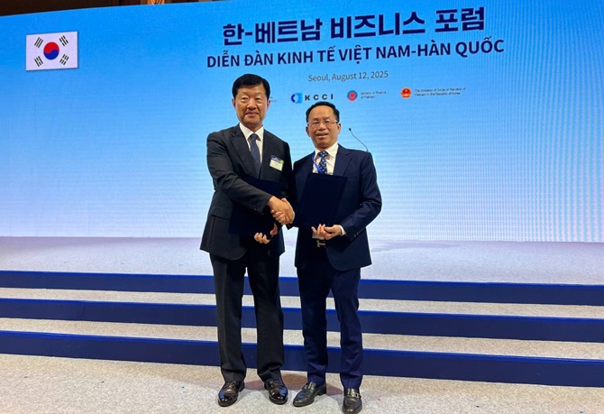 Phó Tổng giám đốc EVN Nguyễn Xuân Nam (bên phải) và đại diện Tập đoàn Hyosung trao MOU đã ký kết giữa hai Tập đoàn